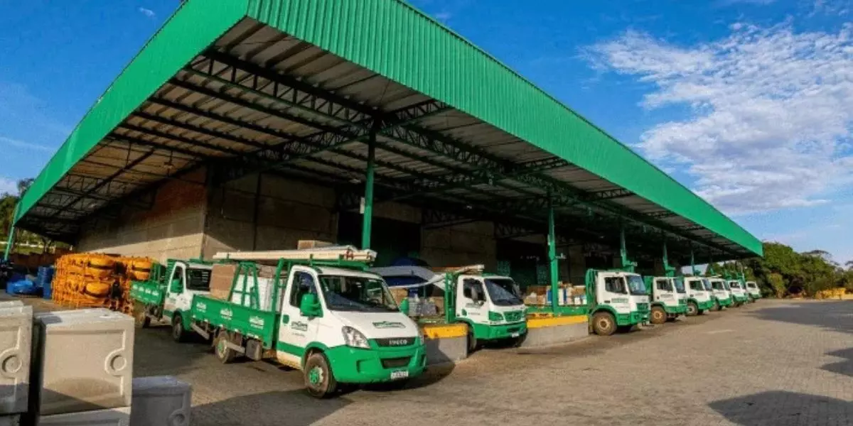 A foto mostra uma frota de caminhão na empresa Casa Verde Construção